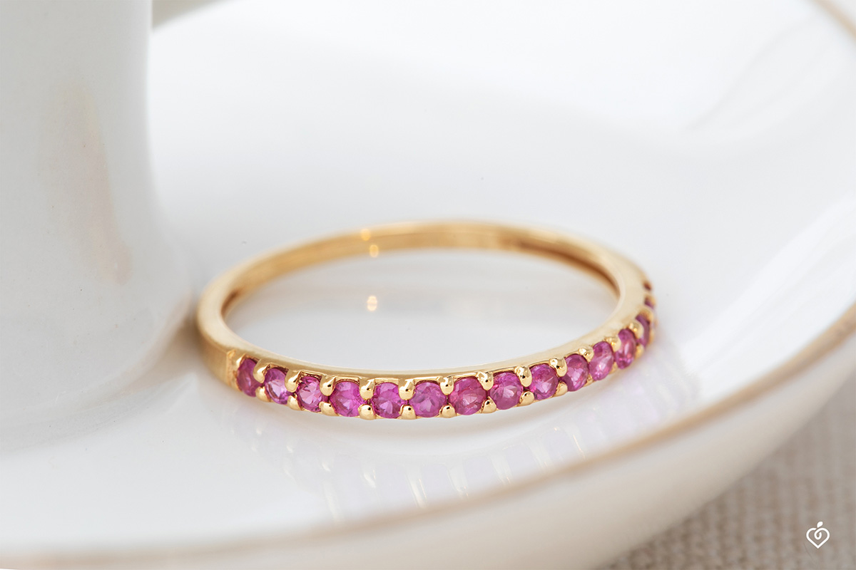 Alliance en or jaune sertie de rubis sur 1/3