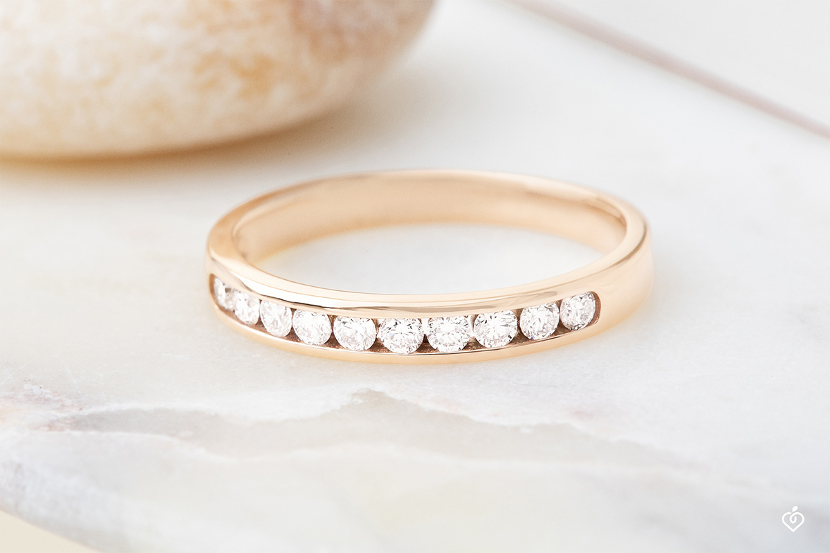 Alliance en or avec diamants incrustés à l'intérieur de la bague