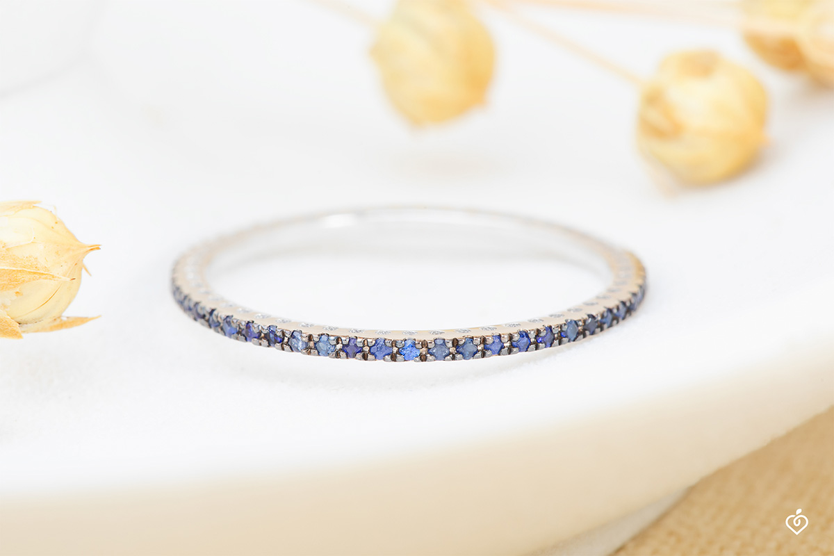 Alliance en or rose sertie de saphir